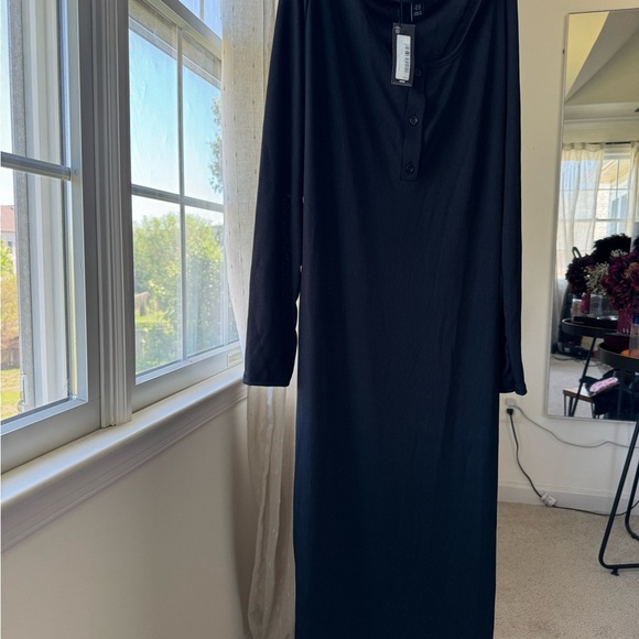 PrettyLittleThing Black V-Neck Long Sleeve Gown - Picture 1 of 3